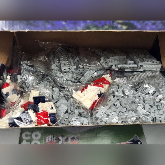 FOCO New England Patriots 3D BRZLX Construction Toy - Large Helmet Regular Size - Picture 6 of 6